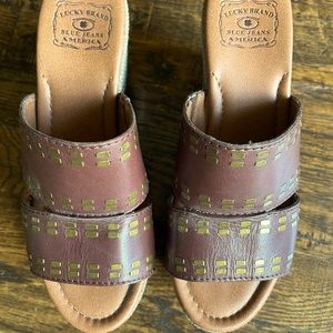Lucky 3.5’ wedges with bronze metal accents size 7
